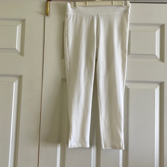 11. ๐SALE 3 for $20๐ NWOT Utopia by HUE White Mid-Rise Capri Leggings, Size S. - Picture 3 of 5
